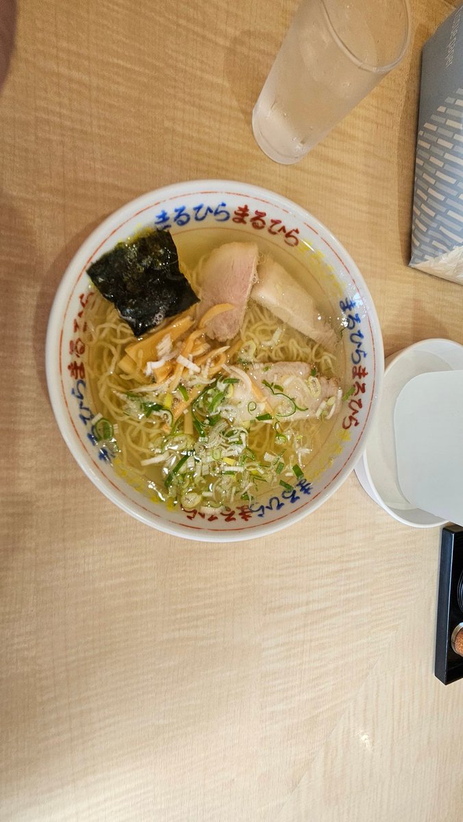 皆さんおはようございます😁
今日は北海道釧路市にあるまるひらに来ました～😊
朝から塩ラーメン🍜さっぱりと多分昔から変わらない味なんだろうな～ホッとしてうまかった～😀