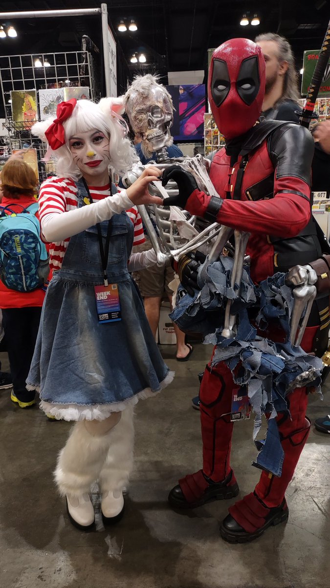 Los Angeles Comic Con Cosplay all stars of the day.

My booth mates are playing KPOP and I am into it. Could do with more TXT. Let's here it for the MOAs out there.

LLAP-Phil 🖖