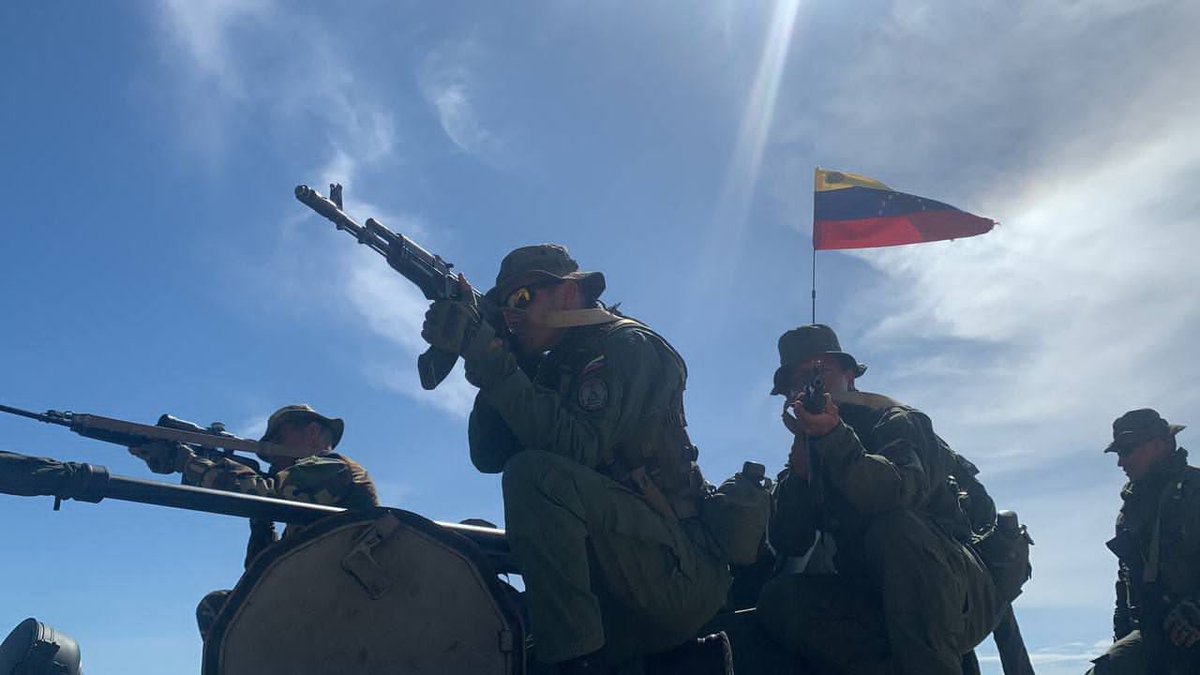 La FANB defenderá la integridad territorial y no permitirá la existencia de grupos armados al margen de la ley !

#IntegrarEsVencer