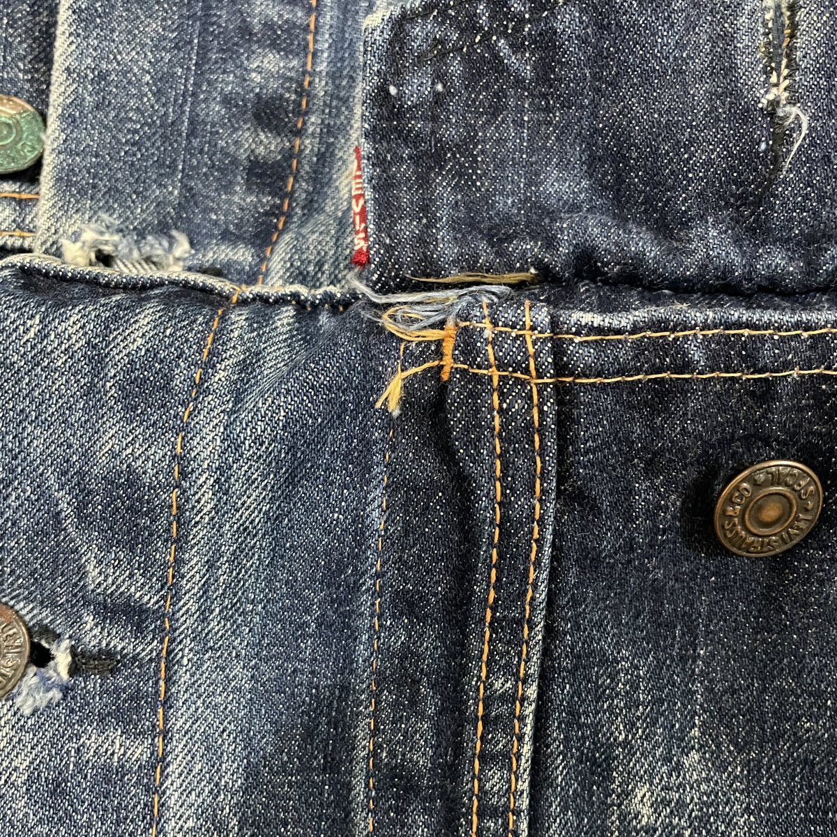 ジージャンフェスがなんなのかわかってませんがお気に入りの一着
557のディテールが残った最初期の70505
この後に形が長く細く70505らしいシルエットになっていきますがこれはボックスシルエット
着込んでるのでもうボロボロです
#ジージャンフェス