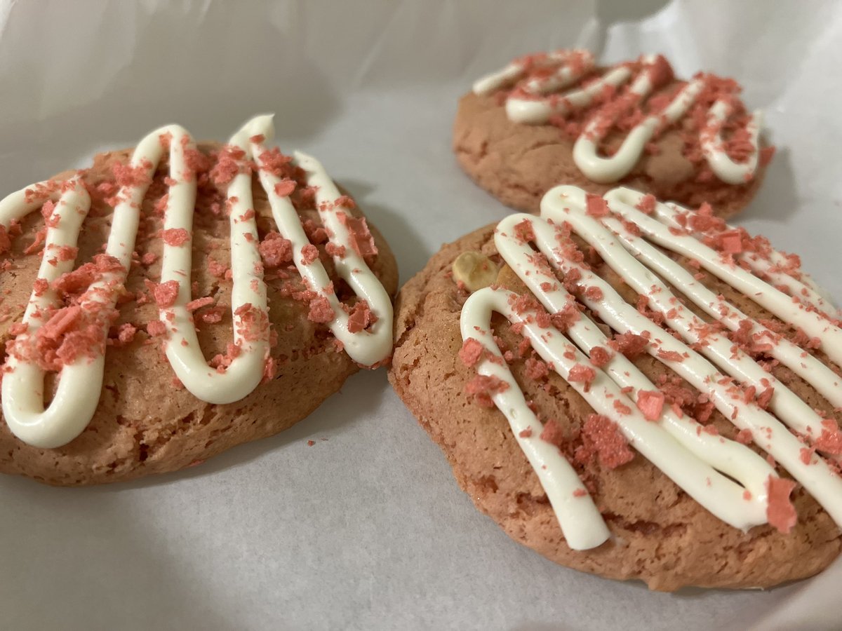 🍓Infused Strawberry Crumble Cookie, wifey hit a home-run 

#DreamTeam