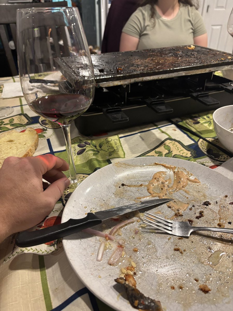 MathieuBourdea1's tweet image. Un bon souper et un bon vin avec la soeur!!!