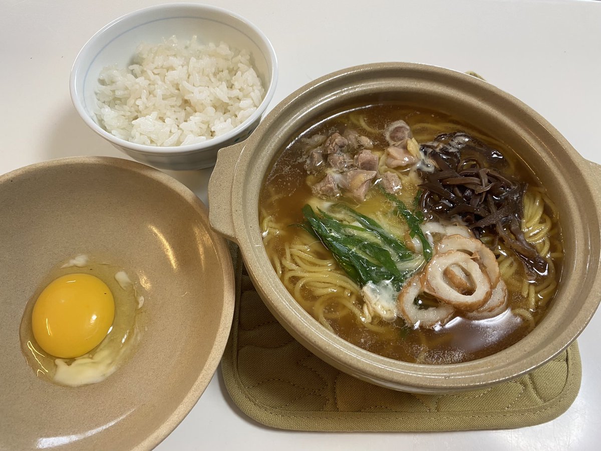 Kayleeligng's tweet photo. The first ray of sunshine in the morning and a bowl of ramen, a perfect pairing 🌅🍜 https://t.co/LwPwwaXJKv