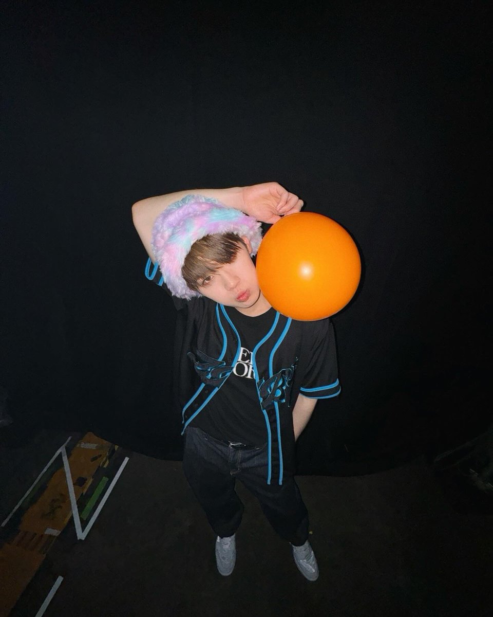 태래 인스타 멘트 > 왕자님의 이중생활 <
사진이랑 찰떡이라서 너무 깜찍해 ㅋㅋㅋㅋㅋㅋㅋㅋㅋ
내 왕자님 등장 할 때는 미남이었다가 퇴장 할 때는 복실복실 귀여운 모자 쓰고 나가신대