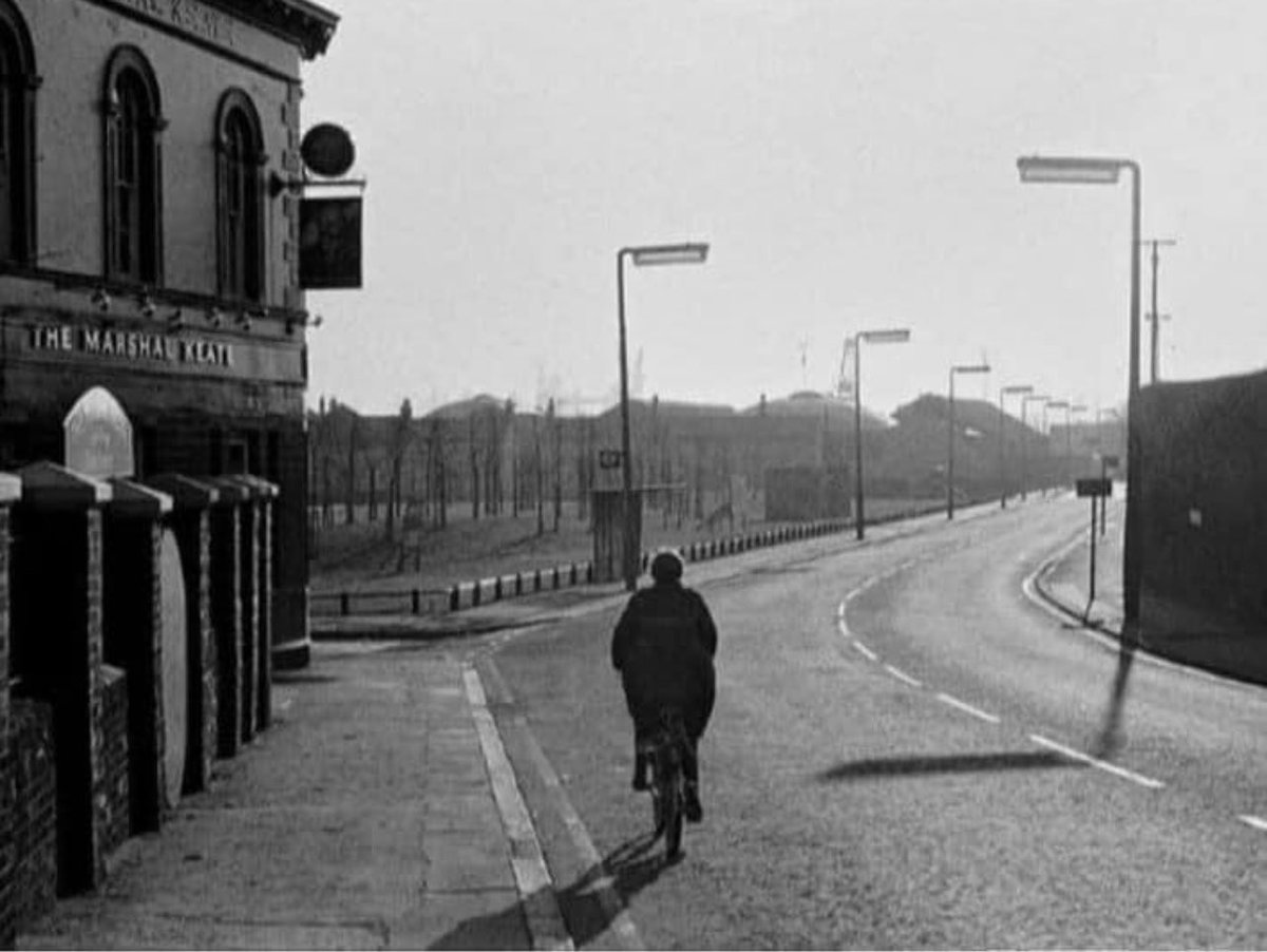 Cockneycabbie_'s tweet photo. Before the influx of big money transformed the Isle of Dogs, this area of East London was a working-class community characterized by its rich maritime history. In those days the landscape featured traditional terraced houses &amp; warehouses, creating a sense of close knit community. https://t.co/maHhK6RrTm