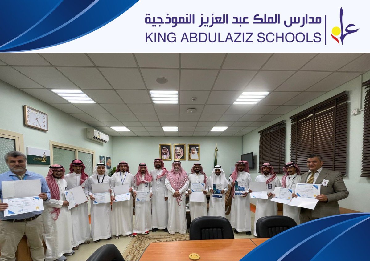 تم تكريم معلمين القسم العربي من قبل مدير عام المدارس الأستاذ : حاتم وزنه  بمناسبة حصولهم على برنامج تدريبي لمدة ٢٠ ساعة تدريبية لرفع الكفاءة المهنية 
#تعليم_المدينة_المنورة 
#المدينة_المنورة
