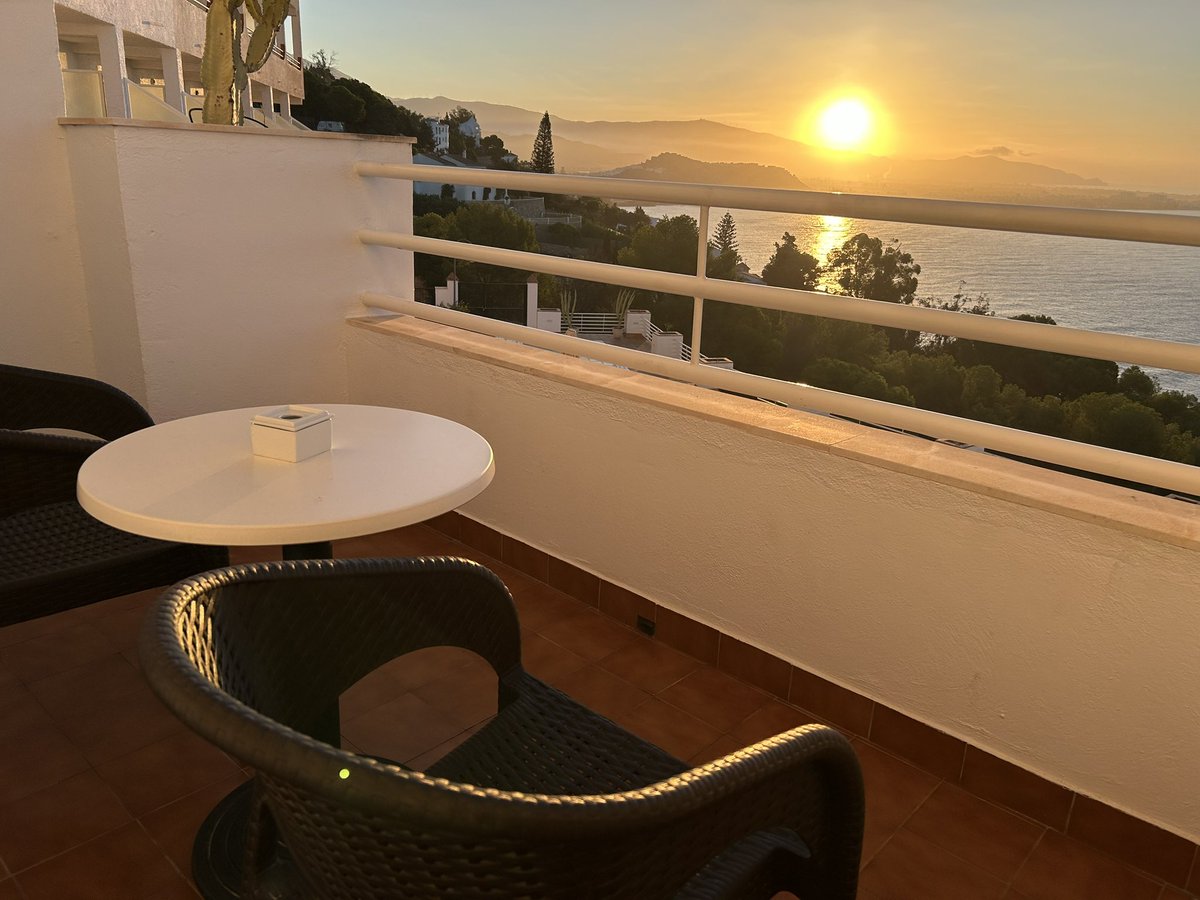 Amaneceres en #Salobrena desde la terraza de:

📍 Hotel Salobreña Suites

#ViveSalobrena #Granada #Andalucía