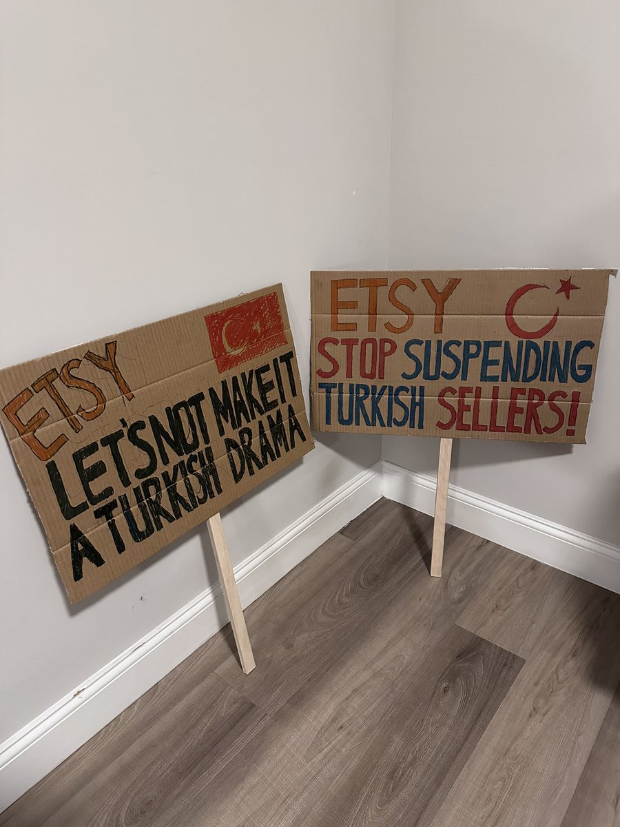 Pazartesi günü Brooklyn’de <a href="/Etsy/">Etsy</a> genel merkezinin önündeyiz. 🤘

Twitter’daşlarımın RT’lerini, New Yorklu dostlarımın desteğini bekliyorum. 

Pankartlarımız tabii ki el yapımı 😁