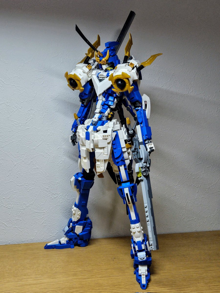 レゴニンジャゴー71785ジェイのチタンメカをMH風にしています。

機体名「ブルーミラージュ」（笑）

写真は昨年末ぐらいの制作途中のものです。今もイジっているのですが変にイジる前のほうがカッコよく見えてきてしまったので…
#LEGO
#レゴロボ
#レゴニンジャゴー
#FSS
