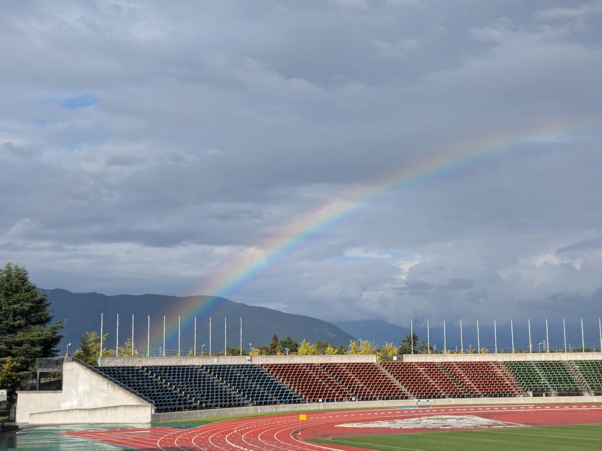 t0m078feb's tweet photo. #小瀬スポーツ公園　子どもの陸上の大会です。ふとスタンドへ上がってみるとなんと🌈が。。記録でますように！

#山梨　#虹 https://t.co/NO5l3epILX