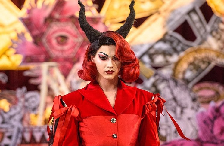 thesoteric's tweet photo. Türk tasarımcı Dilara Findikoglu, Londra Moda Haftası'nda 2018 İlkbahar/Yaz koleksiyonunu sundu ve bu, şeytani bir Kara Ayin'den başka bir şey değildi. Gerçekten de, etkinlik Londra'daki St Andrew Kilisesi'nin sunağında gerçekleşti ve yoğun bir okült ve şeytani sembolizm içeriyordu. Kısacası, etkinlik moda dünyasının gerçekte ne hakkında olduğunu özetledi.

Dilara Fındıkoğlu'nun "moda dünyasının yükselen asi" olduğu söylenirken, sektörün felsefesiyle tamamen aynı doğrultuda. Hiç de asi değil, tam olarak "onların" yapmasını istediği türden şeyler yapıyor.

Bu nedenle Rihanna, FKA Twigs ve Grimes gibi ünlüler Fındıkoğlu'nun tasarımlarını giyiyor.

Son defilesinde sanatçı Brooke Candy ( videoları MK imgeleriyle dolu ) ve drag sanatçısı Violet Chachki yer aldı.