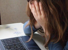 kardonsch's tweet photo. Hoogleraar Loes Keijsers vindt dat ouders hun kinderen te vaak de hand boven het hoofd houden. Doordat ouders hen het liefst helpen alle problemen op te lossen, leren kinderen dat niet zelf meer. En hebben zij geen idee wat stress nu eigenlijk is. https://t.co/plUcvVgupp https://t.co/ZFIIRHiucV