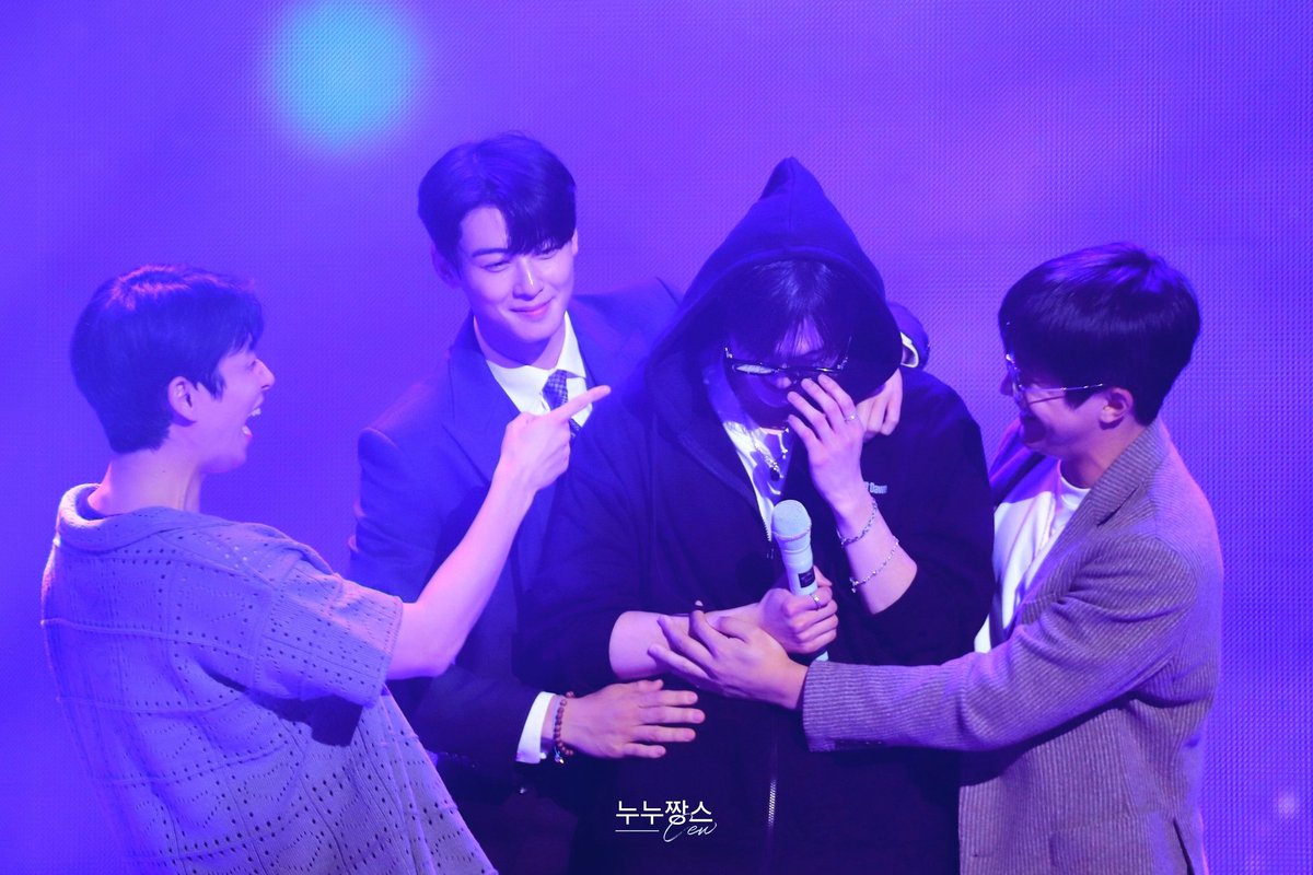 같이 울어주는 형
토닥여주는 형
놀리는 형
이 한 그룹에 다 있음