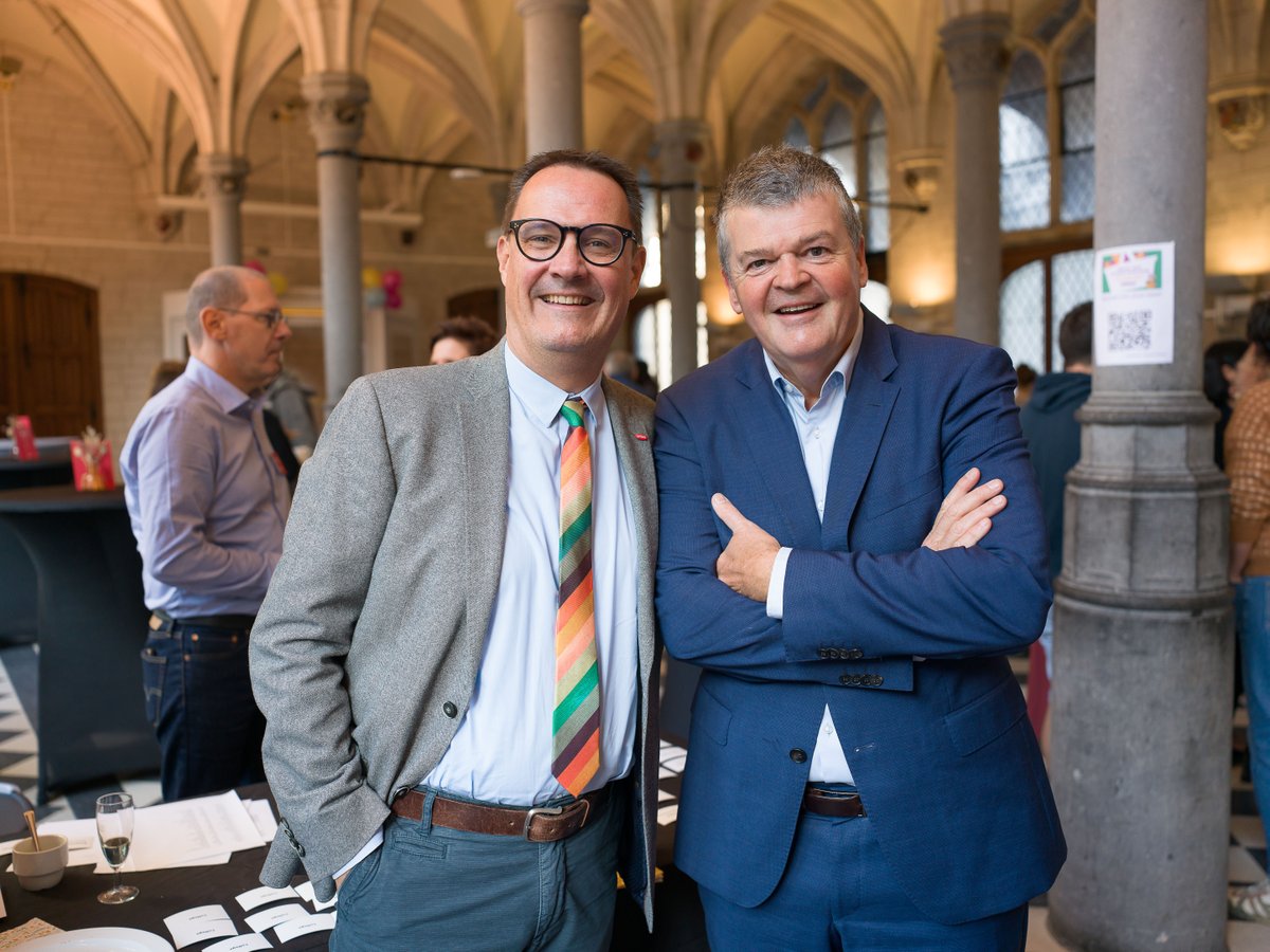 UNIZOvzw's tweet image. Terwijl jij nog volop verder geniet van dit Weekend van de Klant, blikken wij alvast graag even terug op het geslaagde startmoment, op zaterdagochtend in  Mechelen. Hartelijk dank aan iedereen en een duim omhoog voorde gaststad! #WeekendVanDeKlant