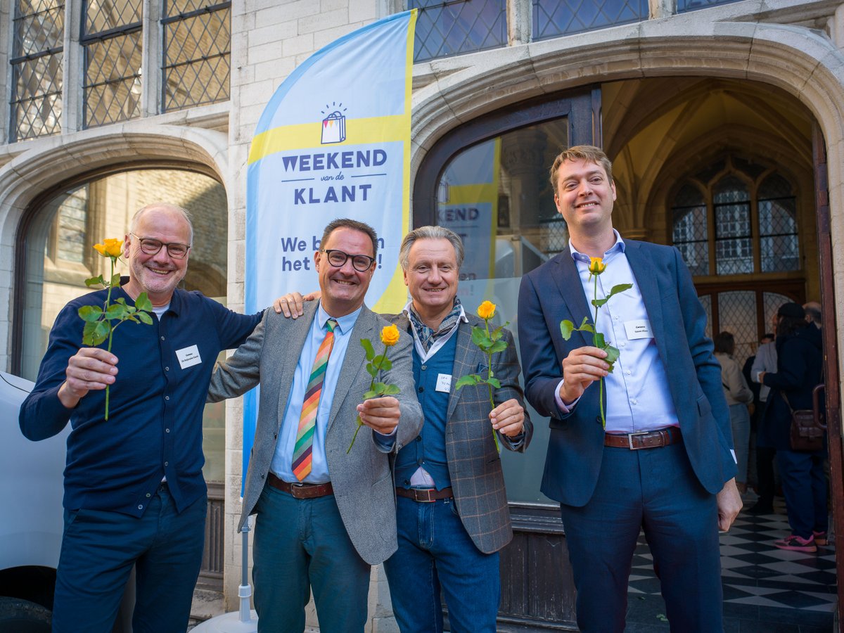 UNIZOvzw's tweet image. Terwijl jij nog volop verder geniet van dit Weekend van de Klant, blikken wij alvast graag even terug op het geslaagde startmoment, op zaterdagochtend in  Mechelen. Hartelijk dank aan iedereen en een duim omhoog voorde gaststad! #WeekendVanDeKlant