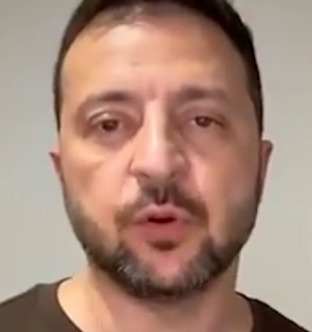 Скляні, порожні вилуплені баньки, пика в наркотичному тумані, язик, який без суфлера випльовує в ефір повну дурню та несусвітню маячню - коли ж цей пекельний виплодок здохне, коли звільнить залиту кров'ю країну від свого смердючого існування?