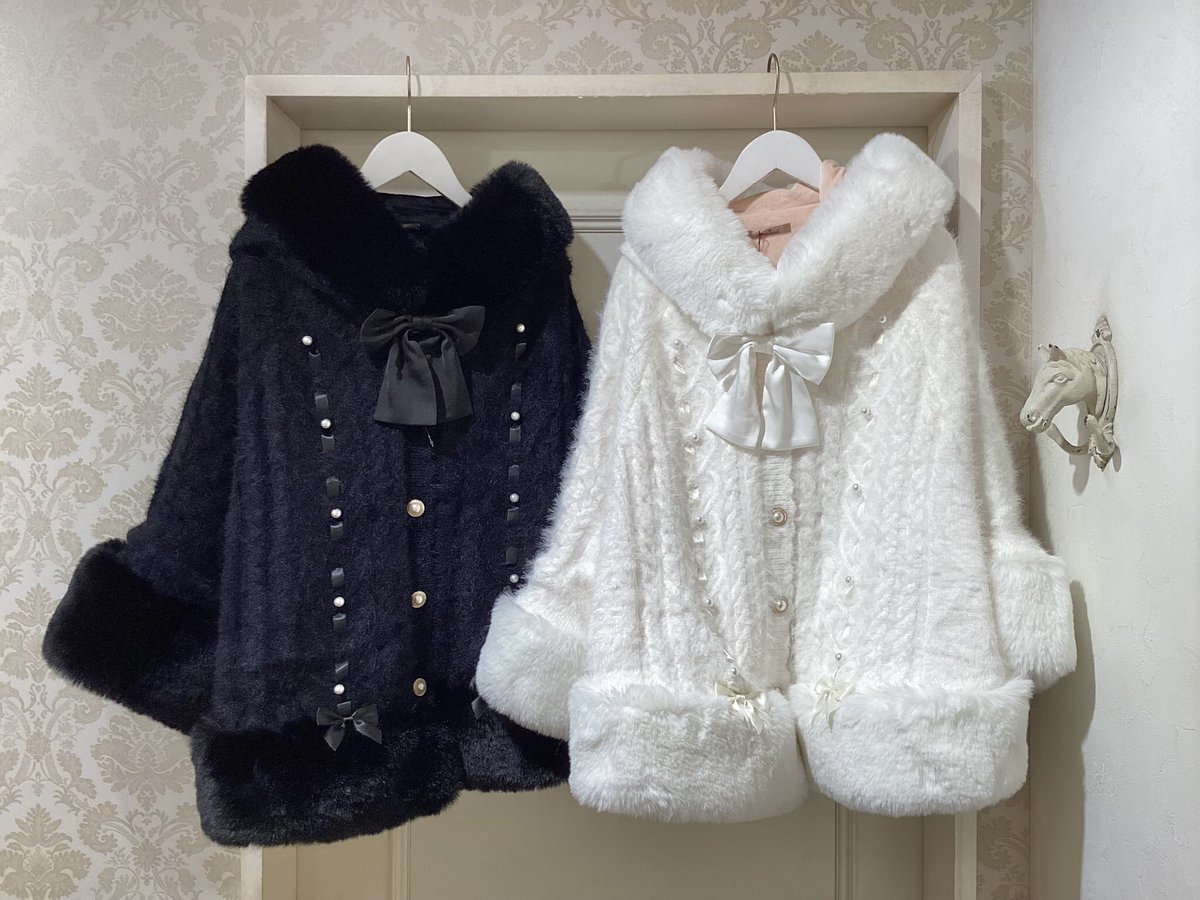 New ハートケーブルニットファーポンチョ ブラック/アイボリー ¥15,400