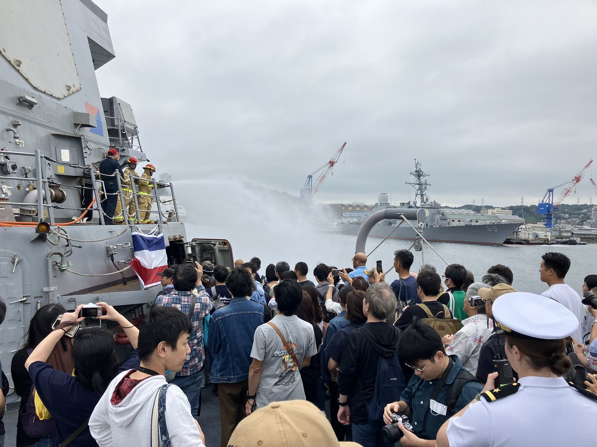 FLEACT_Yokosuka's tweet photo. 艦船見学の列が詰まって流れが止まってしまいましたので艦船の判断でミサイル甲板には現在上がれません。多くの方が見学できるようにご協力お願いします。#米海軍横須賀基地 https://t.co/Y9bckhfSWv
