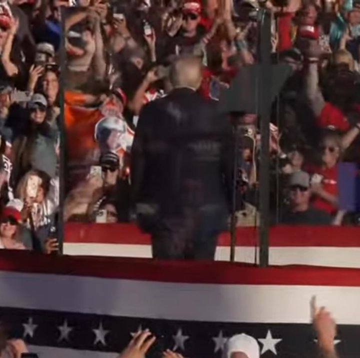 yegwave's tweet image. Someone has an Oilers jersey on at the Trump Rally in Butler, Pennsylvania.