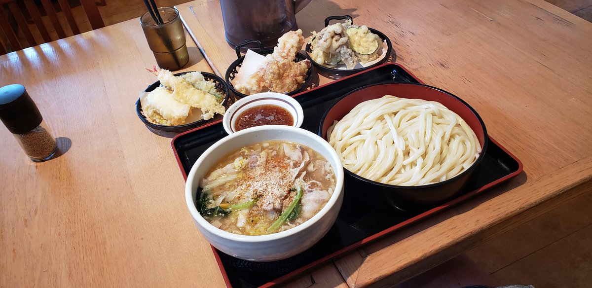 discoDJdmx's tweet photo. へぃ。今日！うどんの久兵屋牛久店。10時開店ポールで‼️肉野菜汁熱盛うどん特盛。肉増し4倍汁。天ぷら盛り。舞茸、ちくわ、茄子、鶏天追加。2497円。最高だっち。ホントに美味し！㊗️㊗️🐸🐸
#うどん久兵衛屋
#ランチ
#まっちゃんが行く https://t.co/vo7a1qeXo3