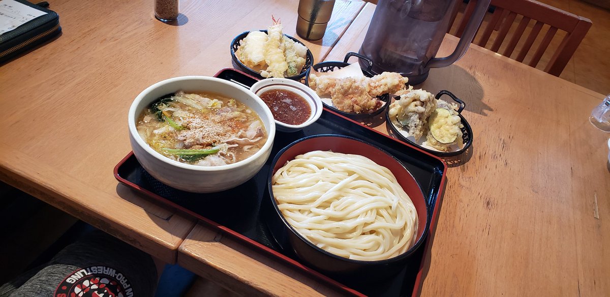 discoDJdmx's tweet photo. へぃ。今日！うどんの久兵屋牛久店。10時開店ポールで‼️肉野菜汁熱盛うどん特盛。肉増し4倍汁。天ぷら盛り。舞茸、ちくわ、茄子、鶏天追加。2497円。最高だっち。ホントに美味し！㊗️㊗️🐸🐸
#うどん久兵衛屋
#ランチ
#まっちゃんが行く https://t.co/vo7a1qeXo3