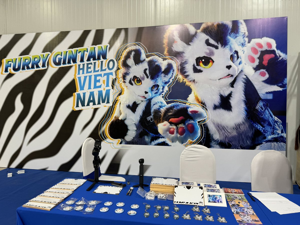 FurryGintan's tweet photo. 越南Color fiesta布置完成！！！！
大家来摊位找我玩吧！！！
时间表：
9：30-10：30  展台签售会【Sign】
11：00-12：00 展台摄影会【Photograph 1】
13：00-14：00 随机舞蹈【random dance】
15：00-16：00 第二场摄影会【Photograph 2】
19：00舞台表演【Stage dance show】 https://t.co/vQt6pi4Xjk