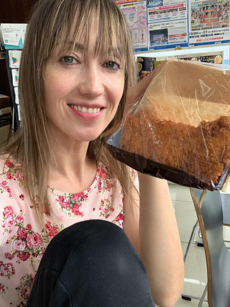 elizavetaka's tweet photo. How bad is it on scale from 1 to 10 that I’m having fried chicken at #combini for breakfast? 😏😆 https://t.co/xawxEQNqRa