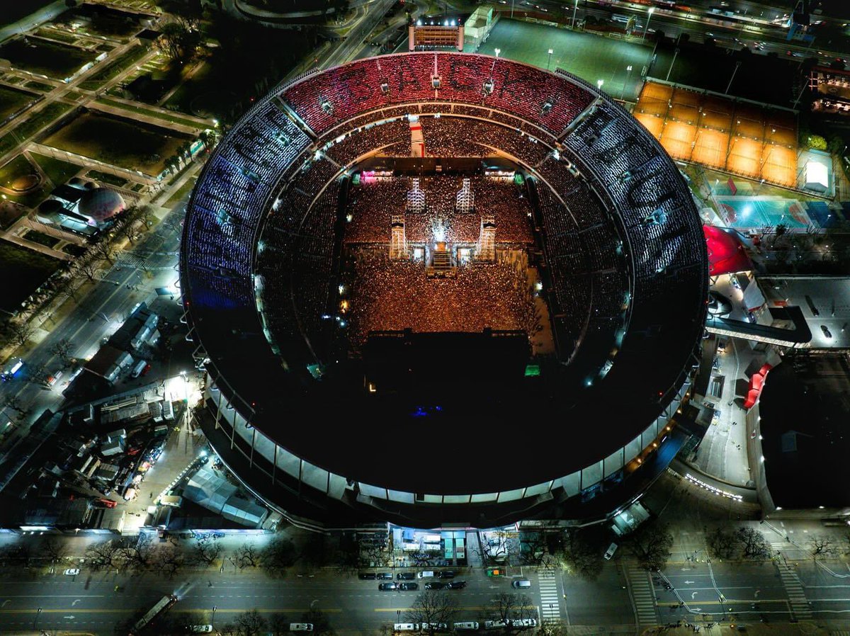 It’s a slightly different look for El Monumental tonight with Paul McCartney in town!