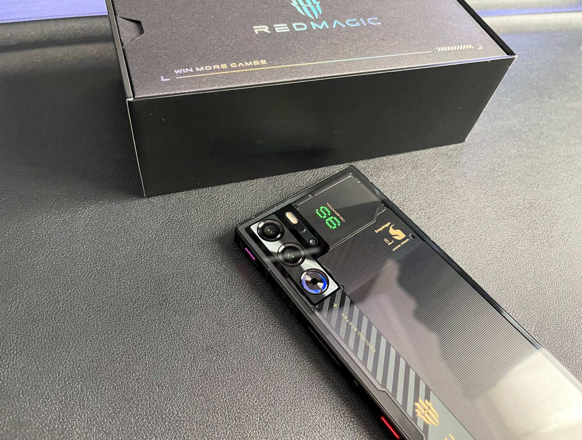 yuyugames01's tweet photo. 最新ゲーミングスマートフォン「REDMAGIC 9S Pro」カッコ良すぎ!!
しかもゲーム特化機能も最強!!
メガニケもゼンゼロもサクサクプレイです!
LRボタンあるのも嬉しい!!
今度動画撮ります!!
#メゲニケ
#NIKKE
#REDMAGIC
#勝利の女神NIKKE https://t.co/fJW4dbUjDf