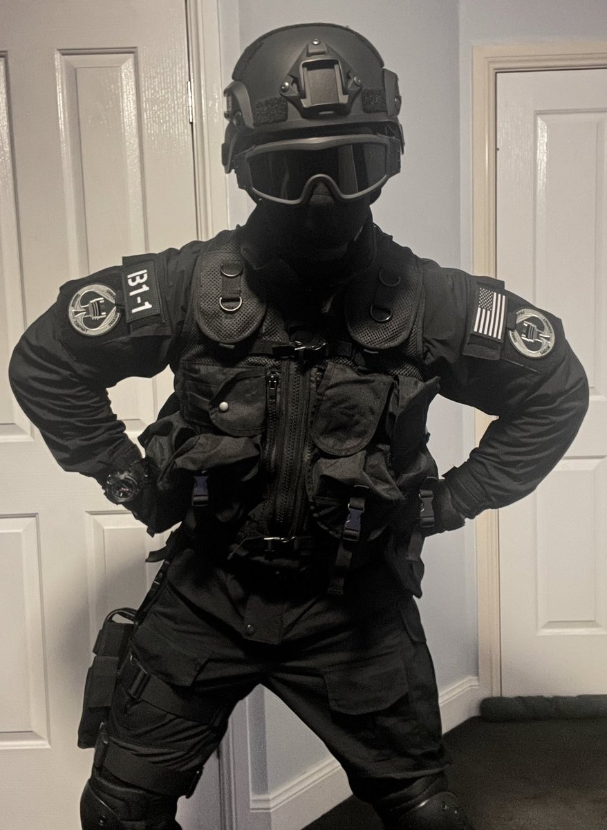 Tactical_Revo's tweet photo. Sassy tactical pose. #tactical https://t.co/MhOKPGKi6V