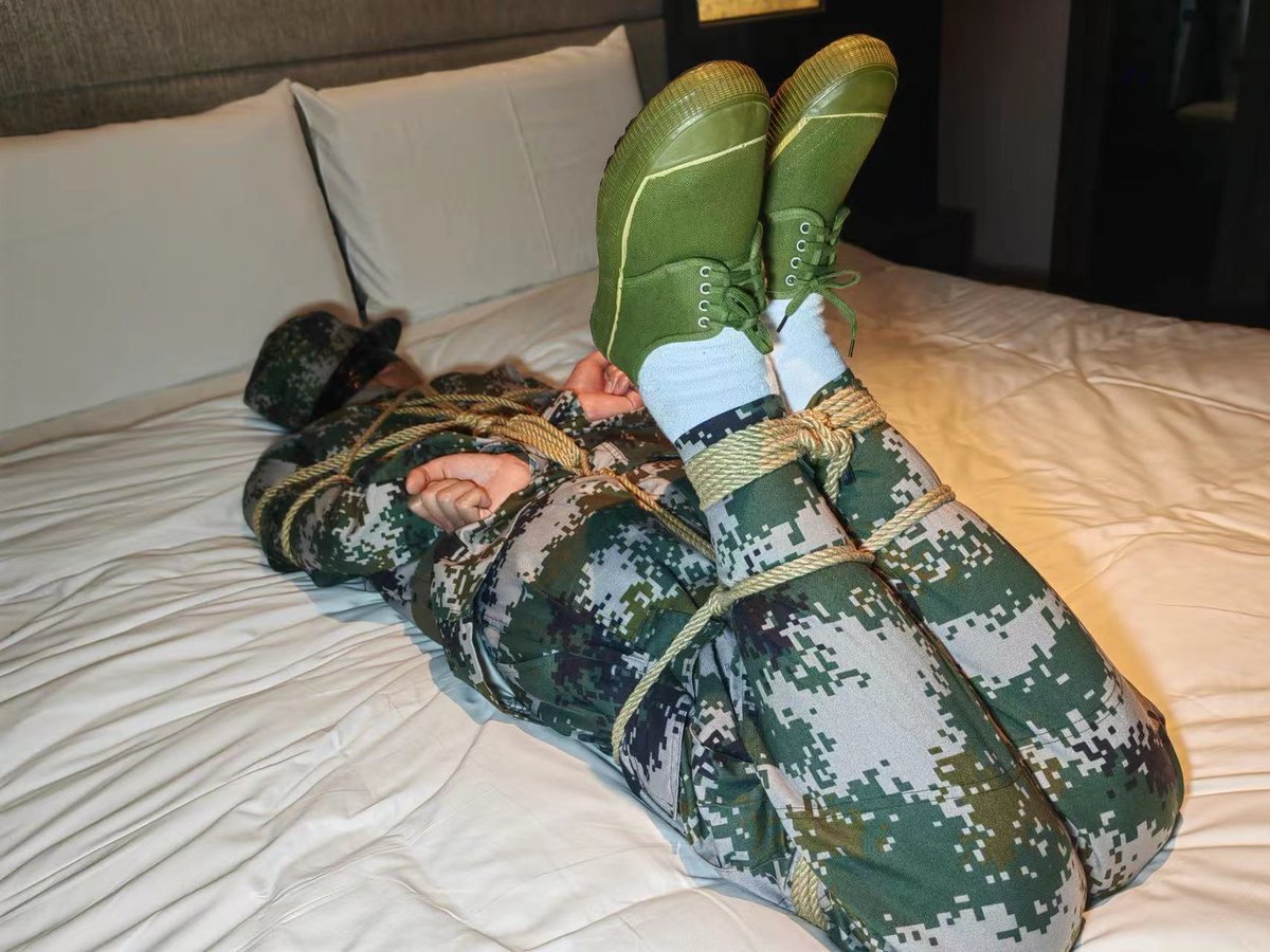 把脚也捆上就跑不了啦😤