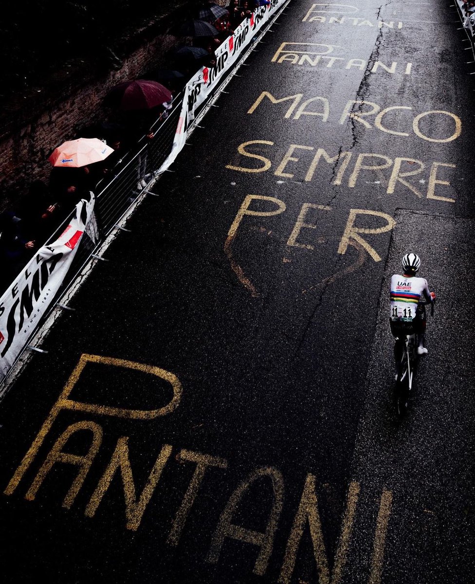 THREAD

The best photos from the first race of Tadej Pogačar as a world champion - Giro dell’Emilia. 🌈

1. Pantani per sempre 🖤 (📷: z_w_photography)