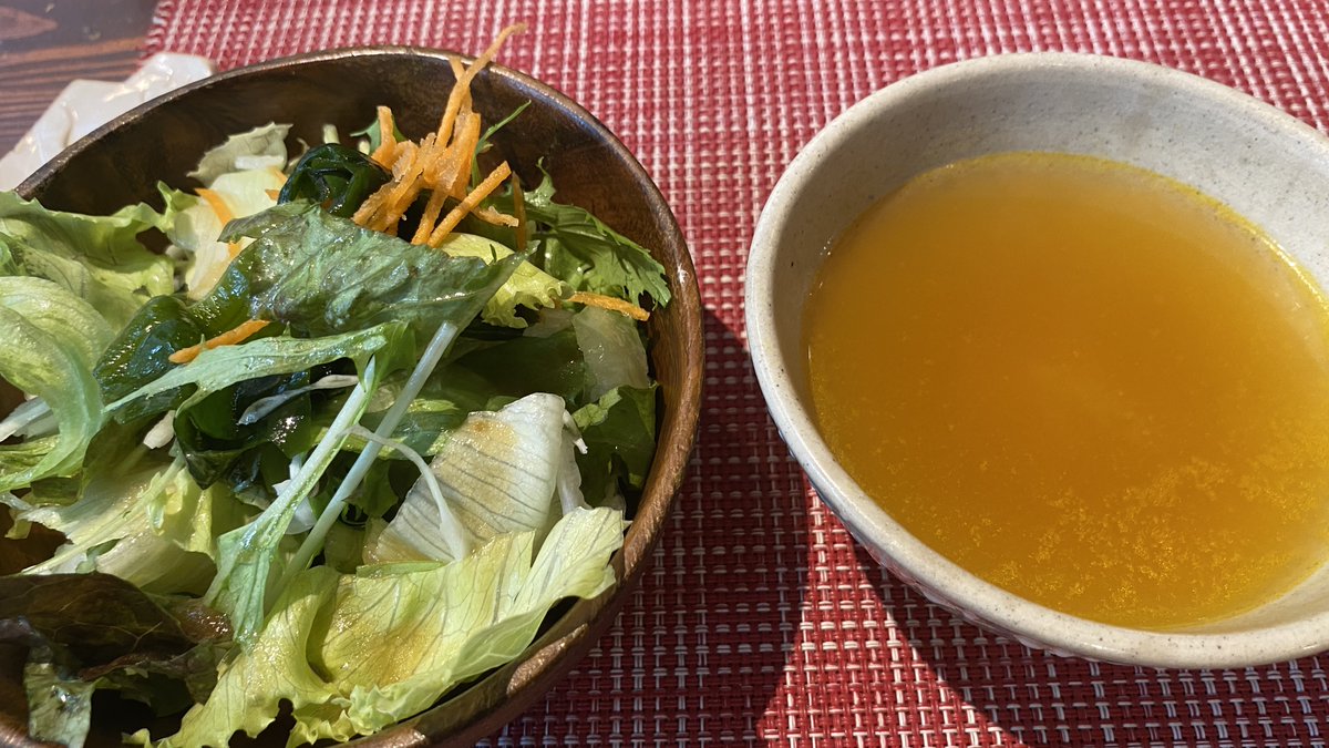 今日は探偵グミと弊社WEBサイト作成の打ち合わせを兼ねてランチ。
ということで「アウトドアカフェ 山小屋」（埼玉県上尾市菅谷2-86-3）に入店。
二人共『自家製パンプレート』を注文。
窓の外を見ると、本当に山小屋だね。