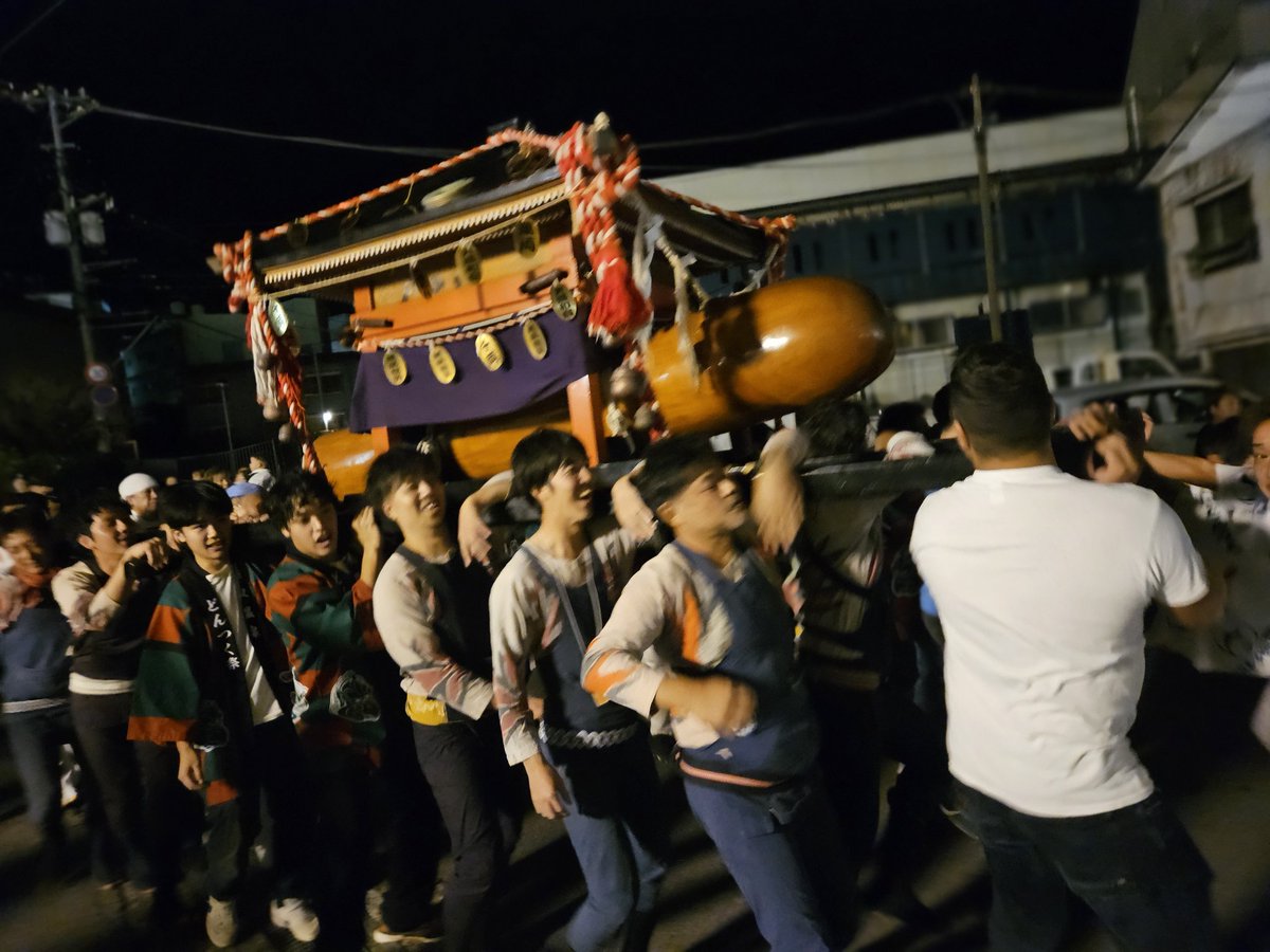 天下の奇才、稲取どんつく祭。
去年より復活して今年も御神体を担ぎに。
インバウンドを含む他方から来られた方々とのコミュニケーション。そこには、ようこそ伊豆へ、と言うもてなしの気持ち。