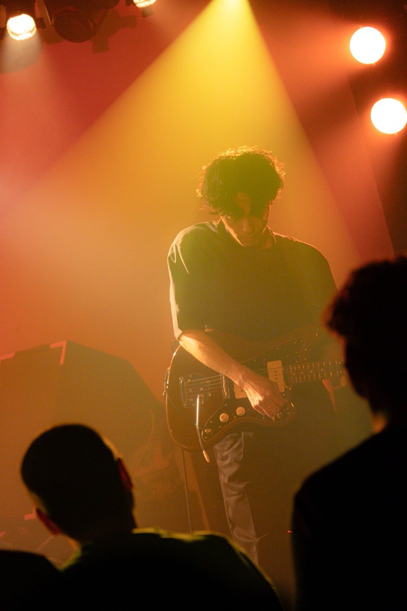 Hirota_Naoki's tweet photo. 昨日、下北沢ERA(@RDS_ERA )
@and_o2 のレコ発で
@undersign_jpn を撮影しました📸⚡️
良き先輩であり、大好きなバンドを
撮らせてもらえた幸せ。そして形は変われど
また集まれることの幸せを噛みしめながら。
感謝感謝。

＠rskkkkk
@shigasun
@zakkun_kzyh 
@tkr_drumidori https://t.co/kD6WsMqVdQ