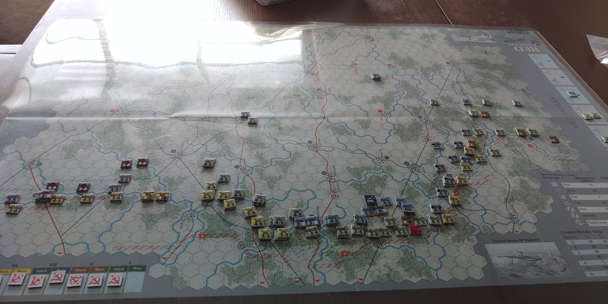kansaiASL's tweet photo. ソ連軍第３ターン終了。かなりの独軍が包囲殲滅され、赤軍が南北戦線を破りつつある���うーむ、この手のウォーゲームは防御がしっかりせんと成り立たぬことくらいは私でも理解できるが、いかんせん実力が…。もう少しコママキの練習しよう。夕方再開できるかな？　#REDTYHOON #RevolutionGames https://t.co/zwEsXc2oB2