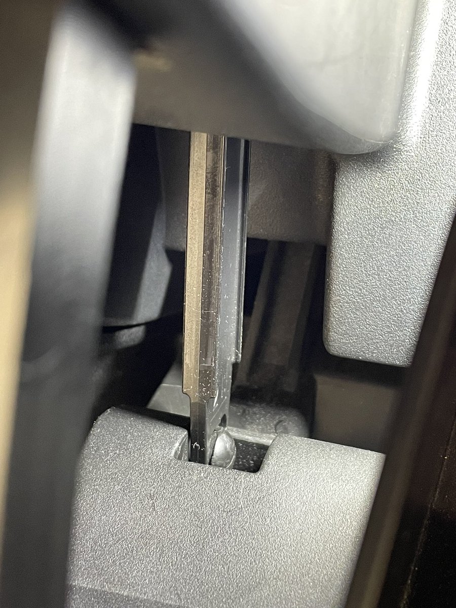 j34f5183's tweet photo. グローブボックスのダンパー交換 https://t.co/ZW0hRpy3lq
