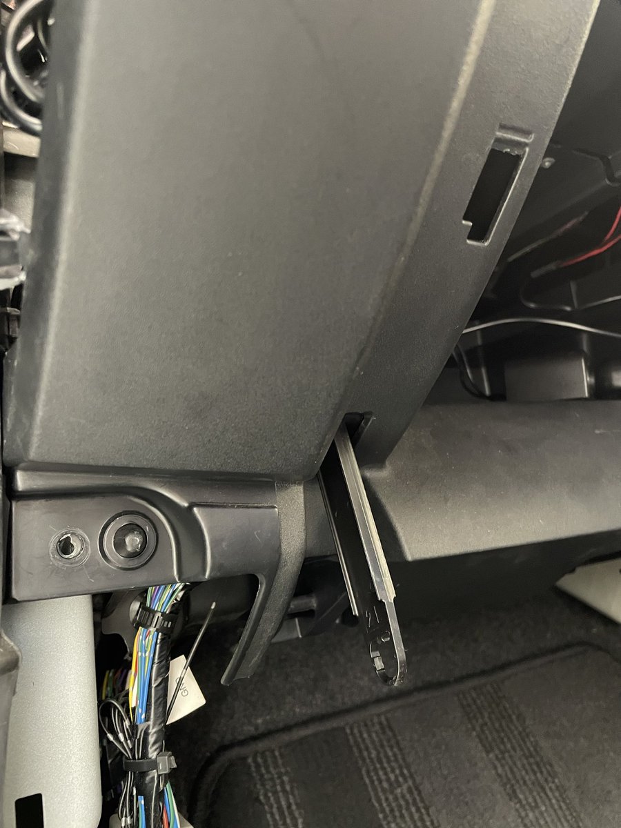 j34f5183's tweet photo. グローブボックスのダンパー交換 https://t.co/ZW0hRpy3lq