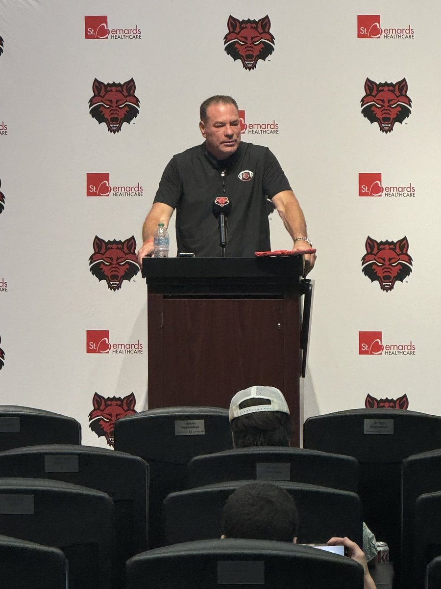 charlesmccary's tweet photo. Coach Butch Jones at the podium! https://t.co/FdxK9vJOua