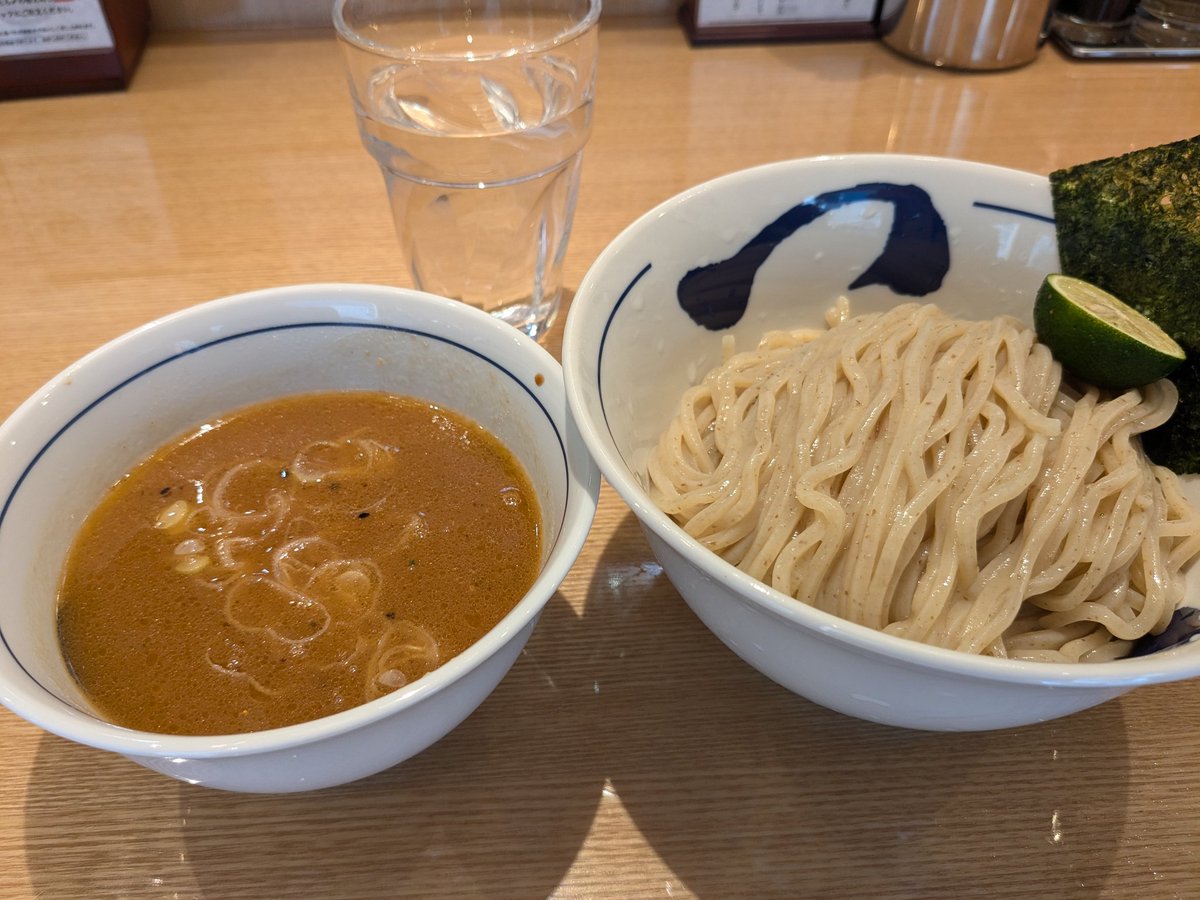 pitawolf's tweet photo. 本日心斎橋にオープンのつじ田に。先着200名無料だったけど待ち時間に、ペットボトルのお茶、紙コップのコーヒー、缶ビールを配って至れり尽くせりという感じ。SNSを使っての宣伝と考えたらありかな。スタッフ��かなり余裕を持った人数で安心感。行列の状況見て開店を20分前倒しも良き https://t.co/6m6qtTzybj