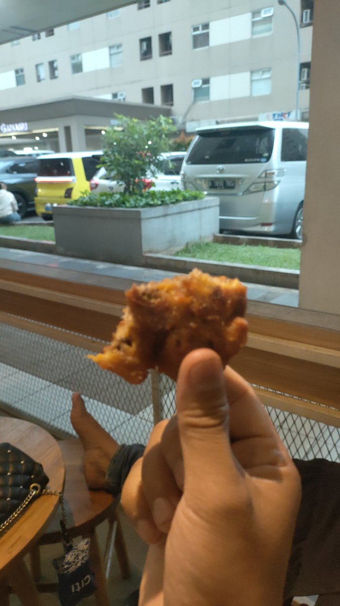 tjakza's tweet photo. Nyari pisang goreng ampe Kalibatacity 🤣 demiapa sih 😂 https://t.co/OsZAhS1mcd