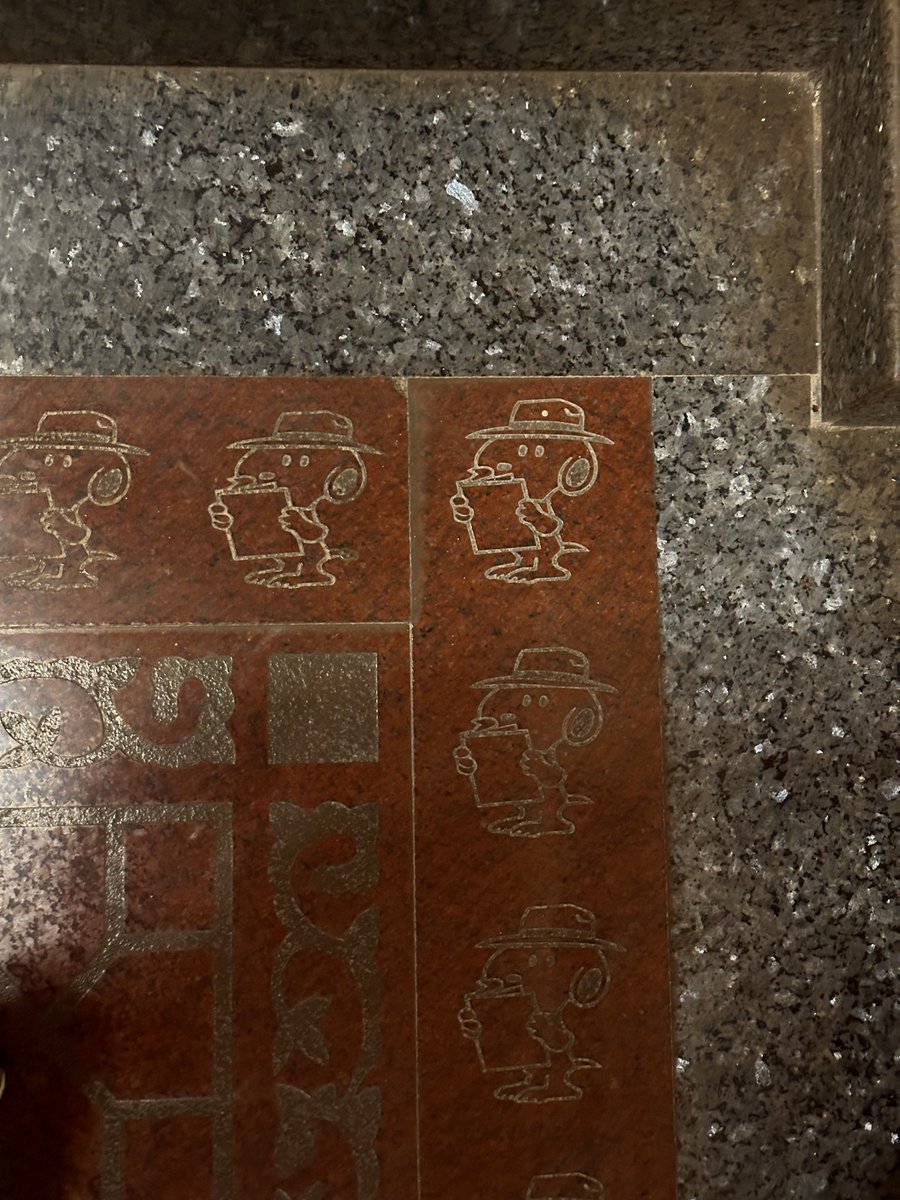 umru_'s tweet image. this buddhist temple in taipei has little snoopys in the floor 🥹