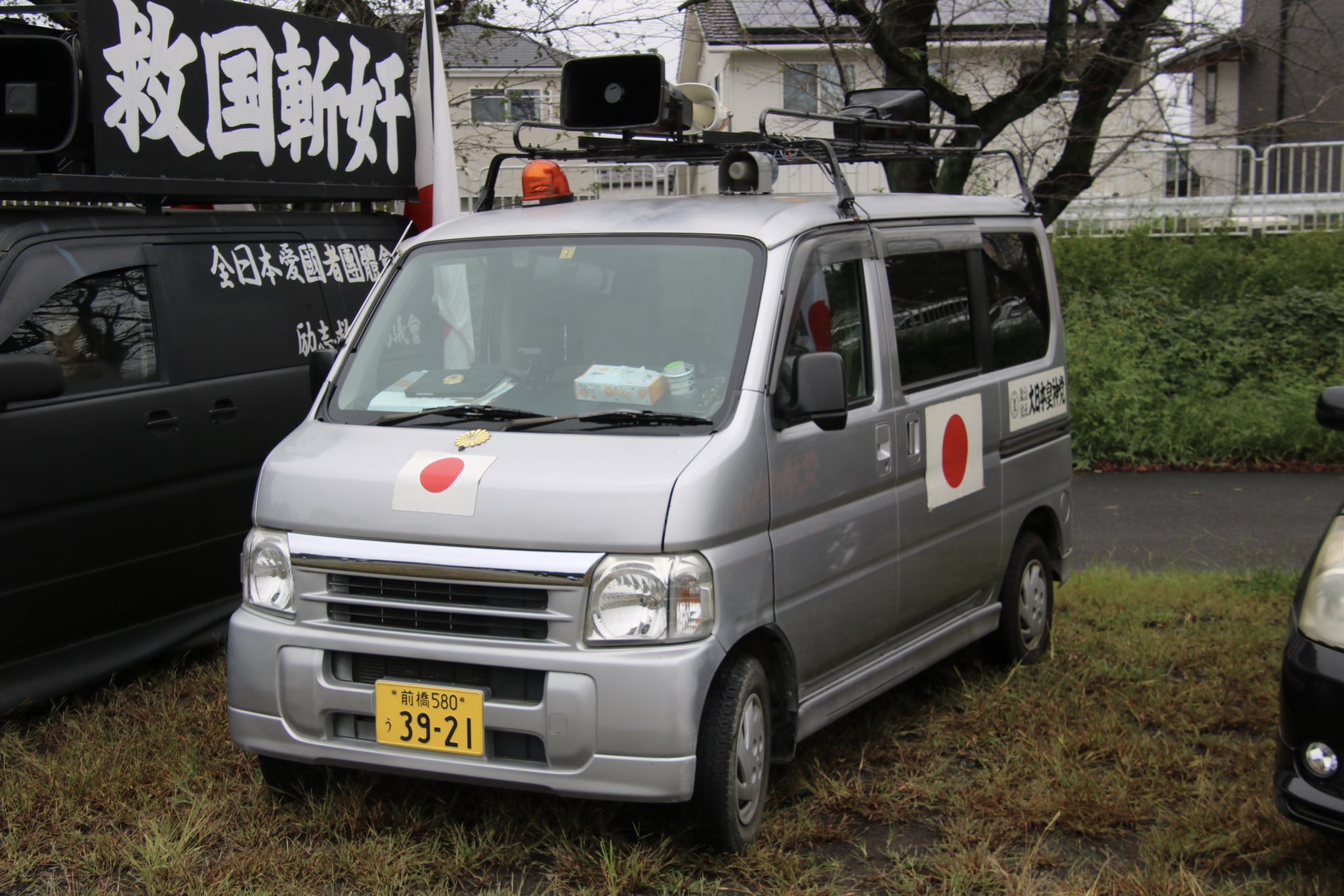 右翼街宣車エルグランド② 右翼街宣車エルグランド② - メルカリ