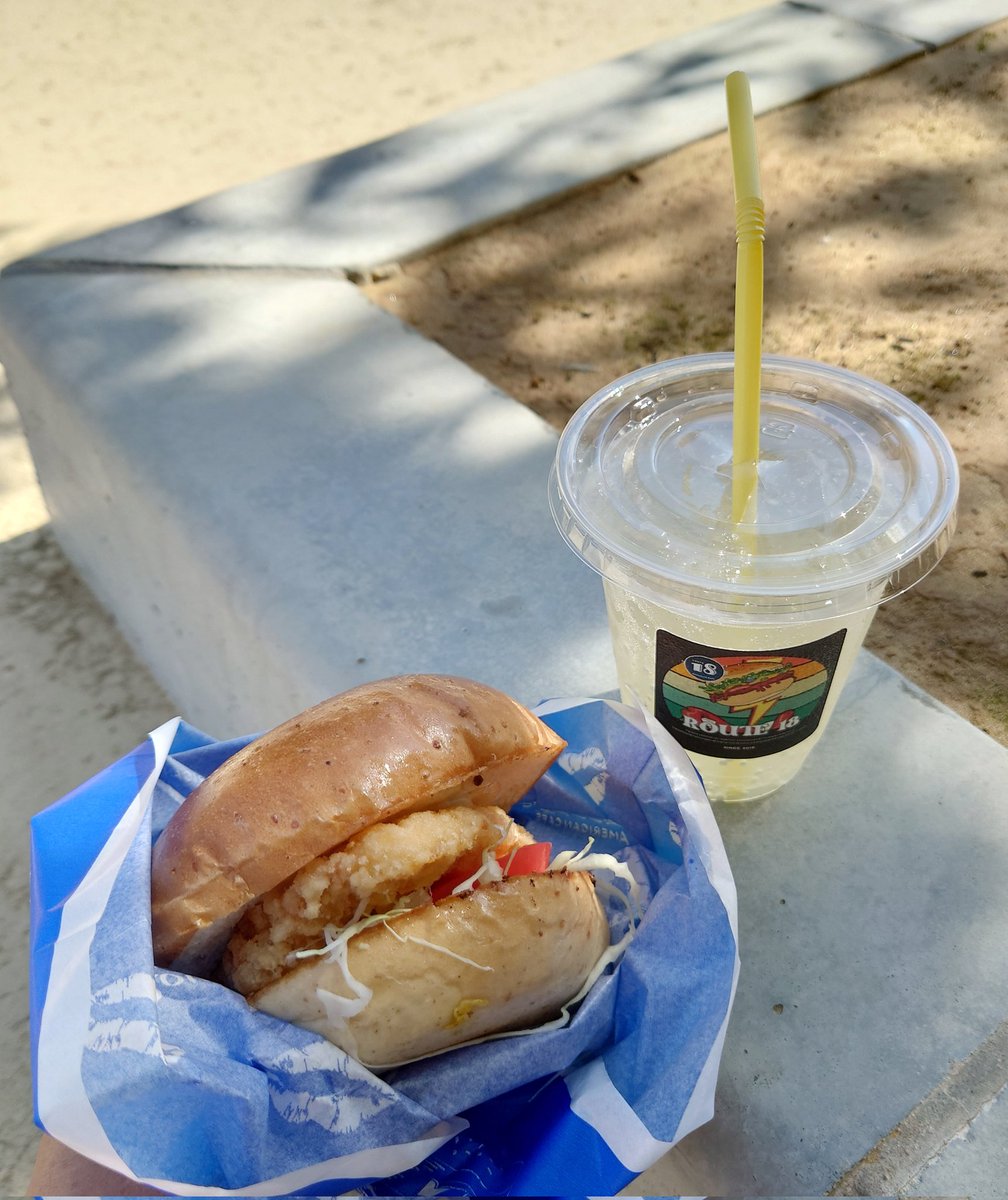 nachiko67's tweet photo. 今日の #スタグル
いつも気になりつつ外で食べにくいかなあと買ったことなかった #ROUTE18 さん🍔
サクサクチキンバーガーめちゃくちゃサクサクで美味しかった〜! バンズもふわふわで
全然食べやすかったしリピ決定! 次回はビーフのやつも買ってみよ!😋
#zweigen
#ツエーゲン金沢 https://t.co/FVXp77xpn1