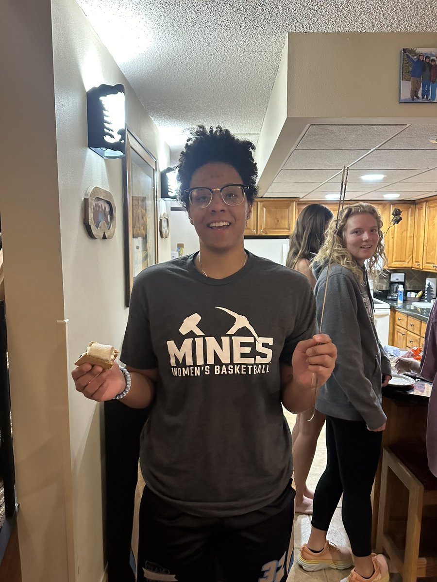 MinesWBB's tweet photo. S’mores for the W. 🍫 🔥 🍪 

#teamretreat https://t.co/cyFQnyVs5v