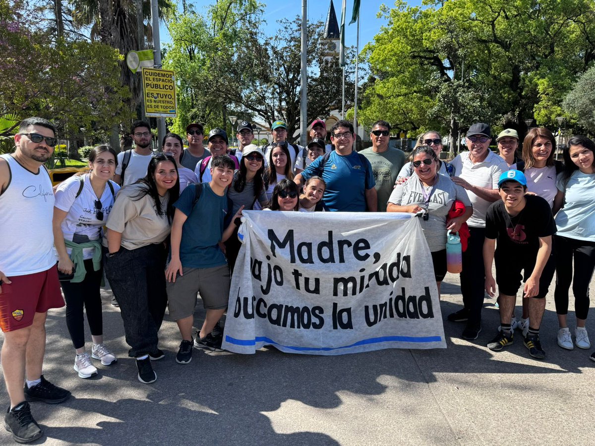 ZamoraJulio's tweet photo. “Madre, bajo tu mirada buscamos la Unidad”. Junto a jóvenes de Tigre, con alegría participamos de la #PeregrinaciónLuján 🚶‍♂️🚶‍♀️ https://t.co/zKEkwbNgUt