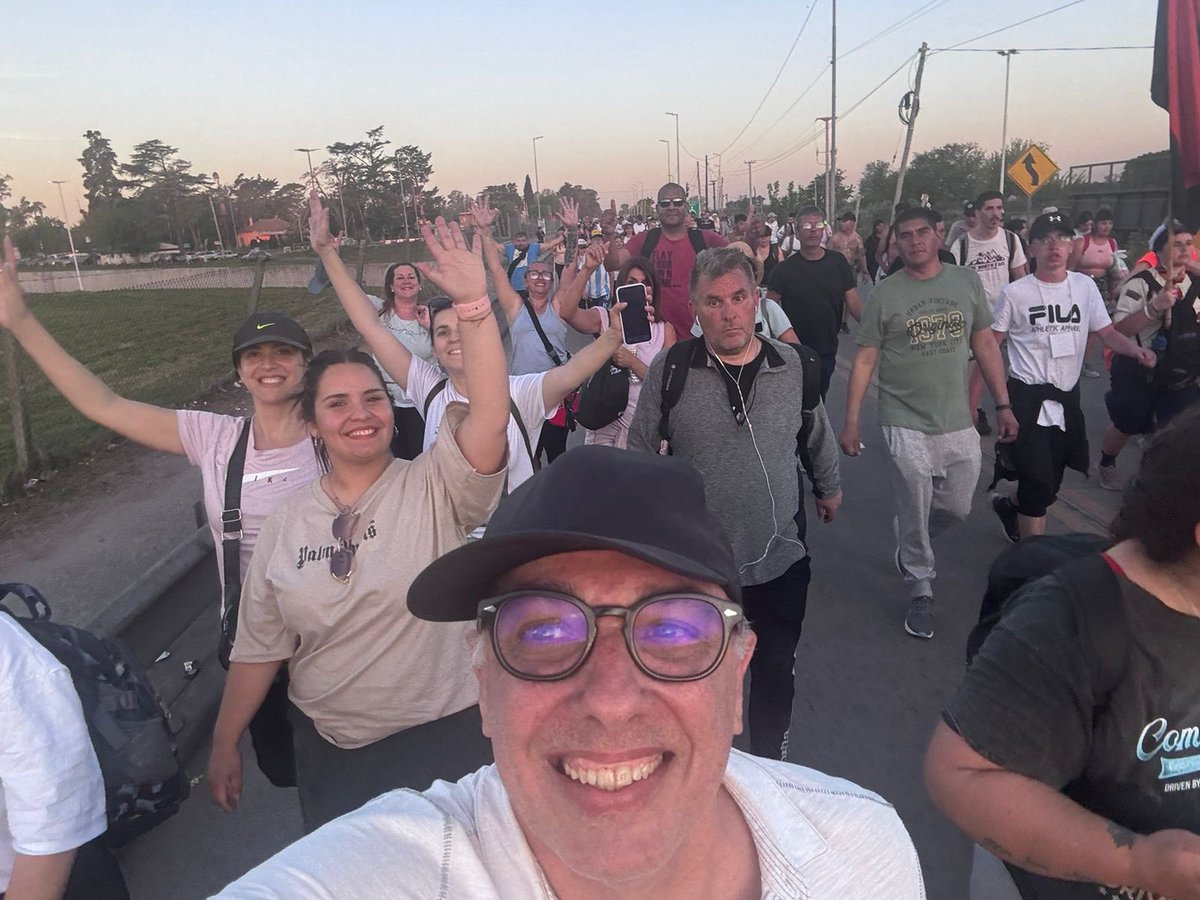 ZamoraJulio's tweet photo. “Madre, bajo tu mirada buscamos la Unidad”. Junto a jóvenes de Tigre, con alegría participamos de la #PeregrinaciónLuján 🚶‍♂️🚶‍♀️ https://t.co/zKEkwbNgUt