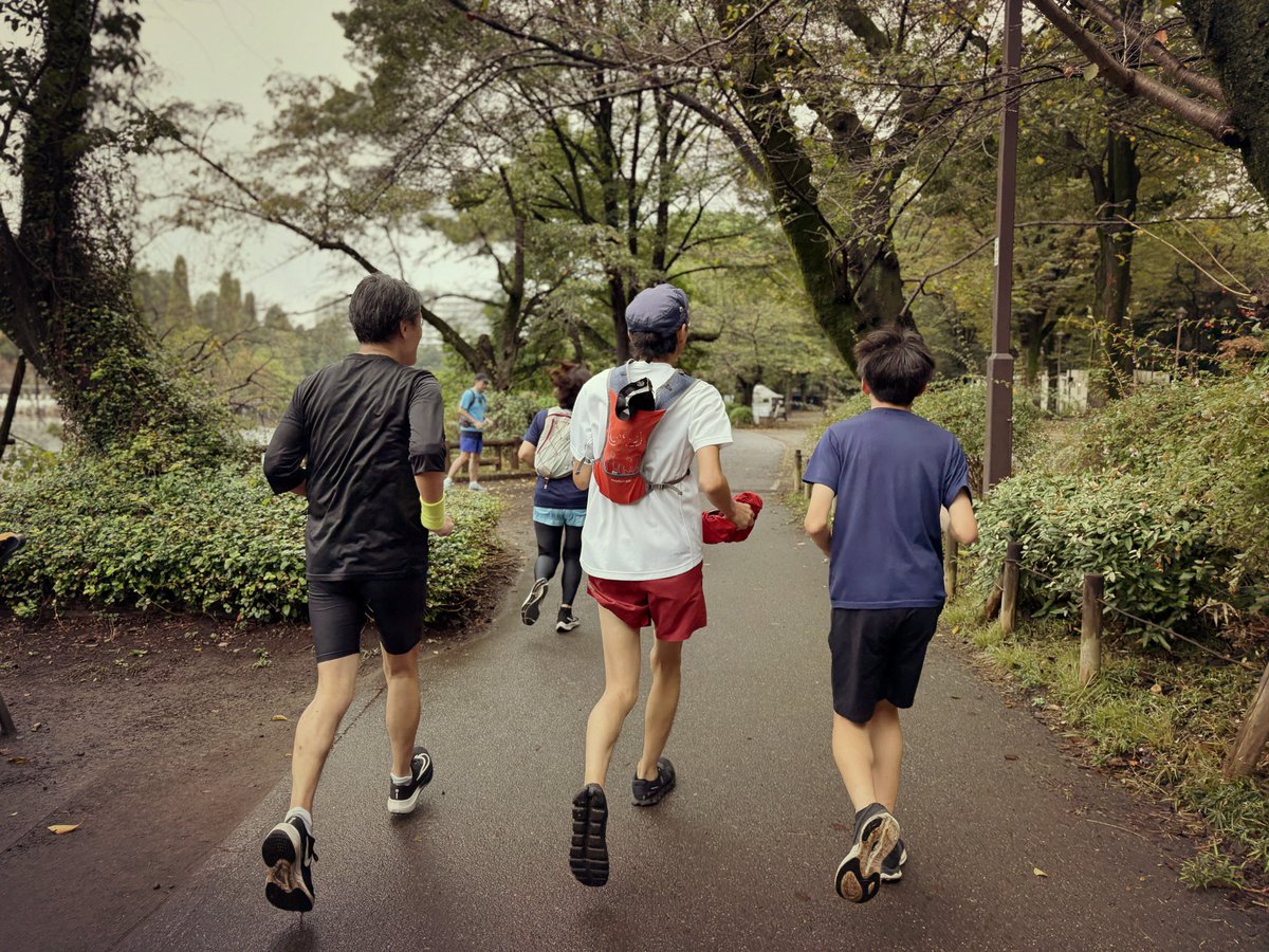 curanosuke's tweet photo. 息子と井の頭公園まで走ってIRCへ。

ふたりで一緒に走るのは気が進まなそうだけど、小さい頃から参加してたIRCはいろいろ話ができるのが楽しいからか、渋々ながらもまだ一緒に走ってくれるよ。

#suuntoで10km走りました
#InokashiraRunningClub
#JUSTRUNWITH. https://t.co/8OJAr0I7C1