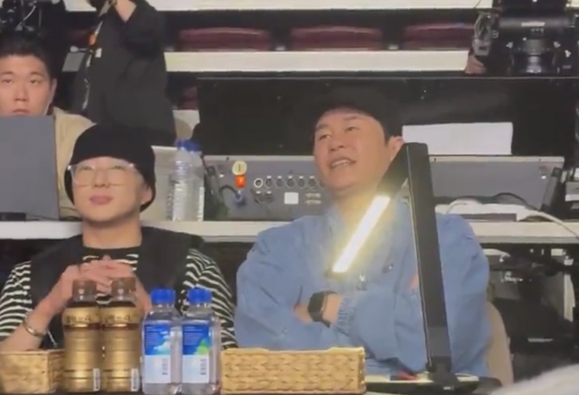 LazyLowKey_Fans's tweet photo. Ic and their mix feeling last night 

#KangSeungyoon #Yoon #Winner #Dara #Parkbom #CL #Minzi #2NE1_WELCOMEBACK #2NE1Concert 

Awww baby😍                          Heol😑 https://t.co/tqdNwJhRvK