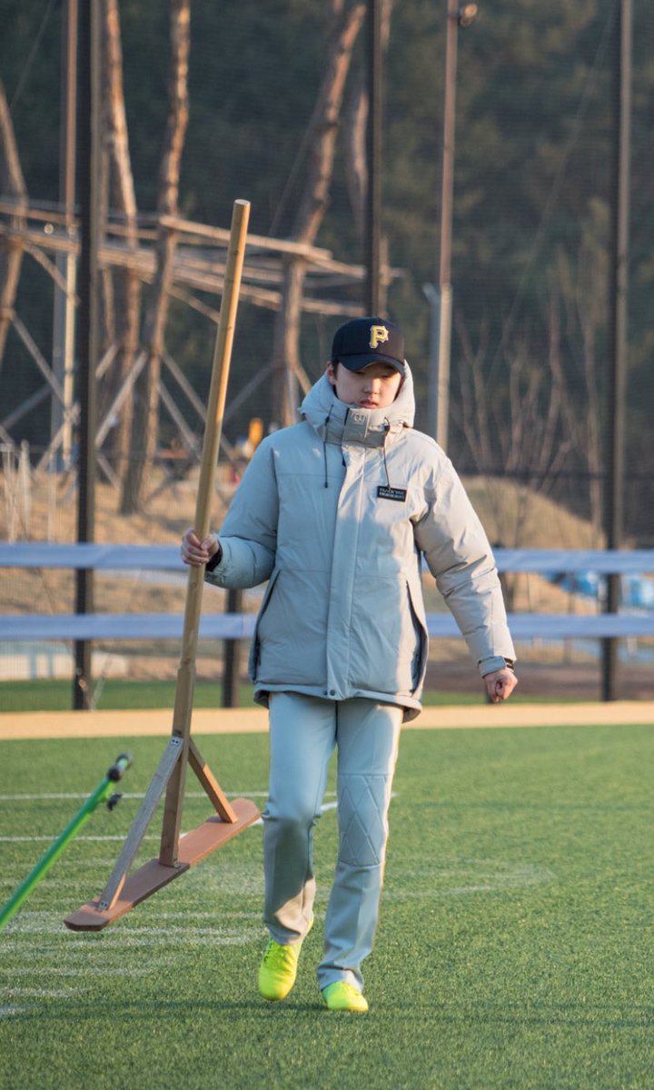 아니 다리굵기차이봐 저 다리로 무슨 야구를 하겟다고ㅠ 뽀얀 얼굴로 입단해서 열심히하는게 ㅈㄹ모에함